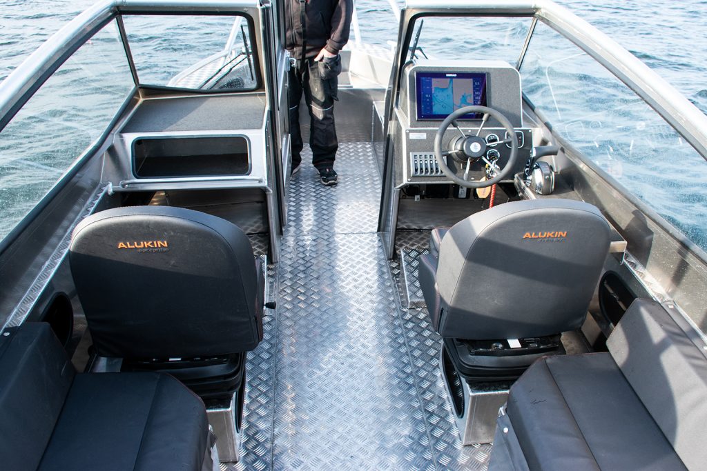 alukin-dp-650-mittgang-styrplats-passagerarsida